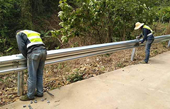 榆林高速公路护栏的定期维护与保养