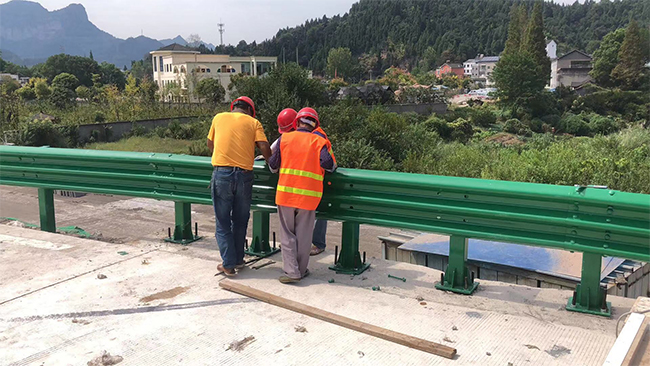 榆林高速公路护栏板的维护确保道路安全的关键环节